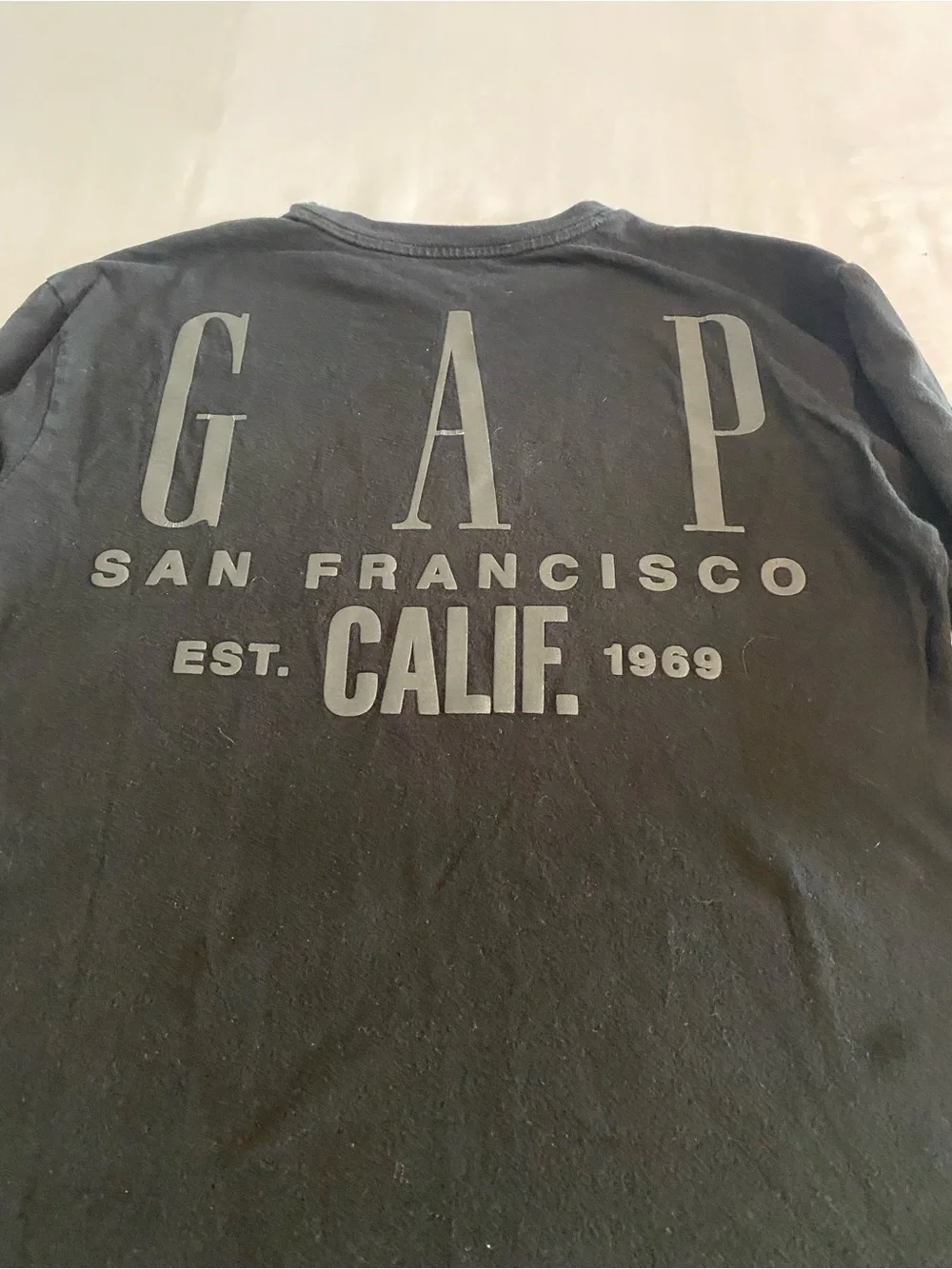 GAP KIDS  Long Sleeve Tee in Black with Grey Logor